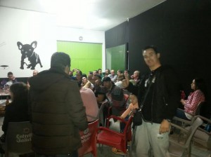 Según iban transcurriendo los asaltos la confianza en la victoria era general. Luego llego la infame decisión arbitral que crispo los ánimos de los presentes.