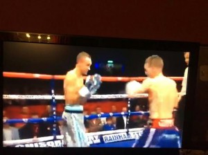 Valery Yanchy, a la izquierda, en el combate con Satchell en el que solo dos jueces vieron vencedor al británico.