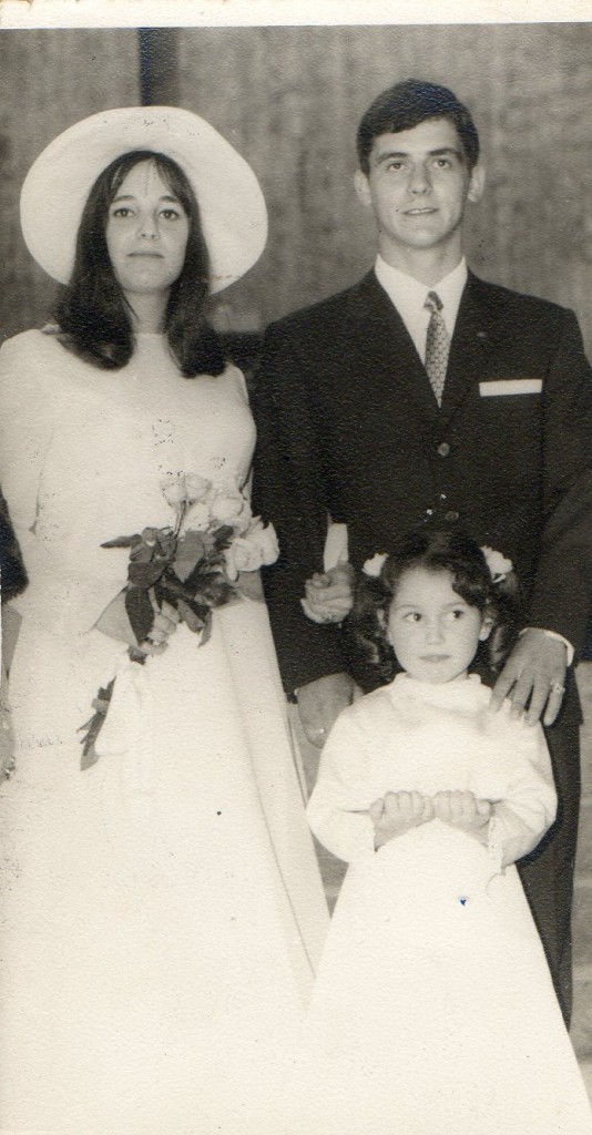 Chichi Pérez y Mero Barral el día de su boda. Porta las arras su sobrina María Barral