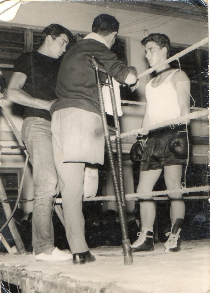 Barral, en el rincón, Carlos Anaya y Joe Grandio en la esquina.