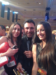 Oscar de la Hoya flanqueado por Marta y Carol