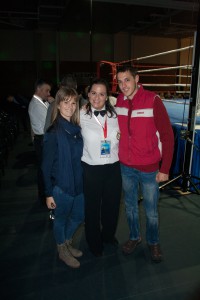 La juez-árbitro posando con dos asistentes a una velada de boxeo. foto Fran Parreño