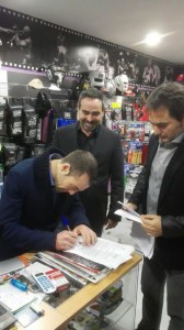 Ramón Miras firma el contrato ante la complaciente mirada de Dieguez. foto TopBoxing