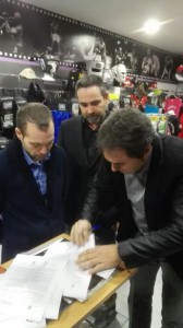 El manager y promotor Luciano Planas rubrica el acuerdo.