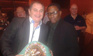 Manolo Planas, en la foto con Pernel Whitaker, fue proclamado presidente de la FGB