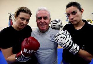 El decano Paco Amoedo entre dos pioneras del boxeo femenino gallego: Judit Barbosa (d) y Montse Pérez (i)´ foto Poilideportivo Saudade.