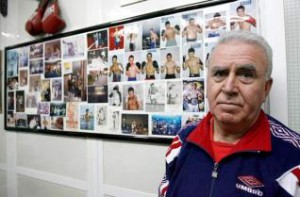 Francisco Amoedo Martinez, fundador del Polideportivo Saudade, detras la historia ilustrada de su fábrica de campeones. foto web Saudade.