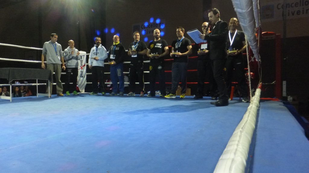 Los entrenadores homenajeados por La Escuela de Boxeo e¡El Canario con sus galardones.