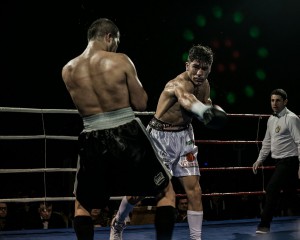 Cachorro que lucia poblada barba hasta el momento del pesaje, subió al ring perfectamente rasurado. Desconocemos si fue por iniciativa propia o por recomendación arbitral.