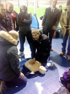 El múltiple campeón nacional Iván Sánchez, hace prácticas de reanimación. foto FGB.