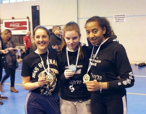 Montse Rey, Alba Fagil y Estefania Mendes con las medallas que les entregó Ulpiano Pérez Fernández.( entre Monse y Alba )   foto Ameneiro 