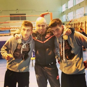 Carlos Garcia, izquierda con su entrenador y un compañero de gimnasio. 