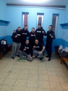 " Pequeno " derecha, con su entrenador Iago Barros, izquierda y algunos compañeros de club. foto cortesía Iago Barros.