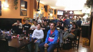 Javier con sus compañeros de gimnasio viendo el Mayweather- Pacquiao´ foto cortesia Iago Barros Fight Club 