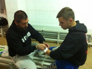 Iago Barros en el ritual de vendaje a su pupilo Fonsi Quintas.