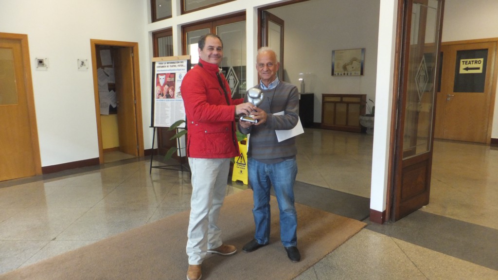 El Encargado de deportes Severino Pérez Miguel recibe el trofeo de manos de Manuel Planas.