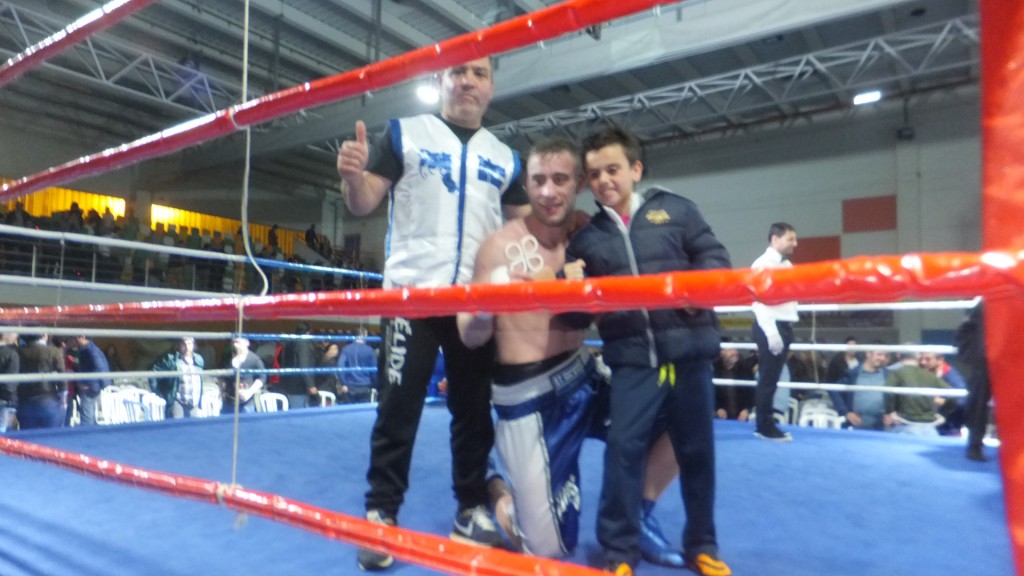 ALBERTO " PIÑA "PIÑEIRO con su entreador MIKI SÁNCHEZ y un joven admirador, forma parte de los GOLDEN BOYS del boxeo patrio. f bm