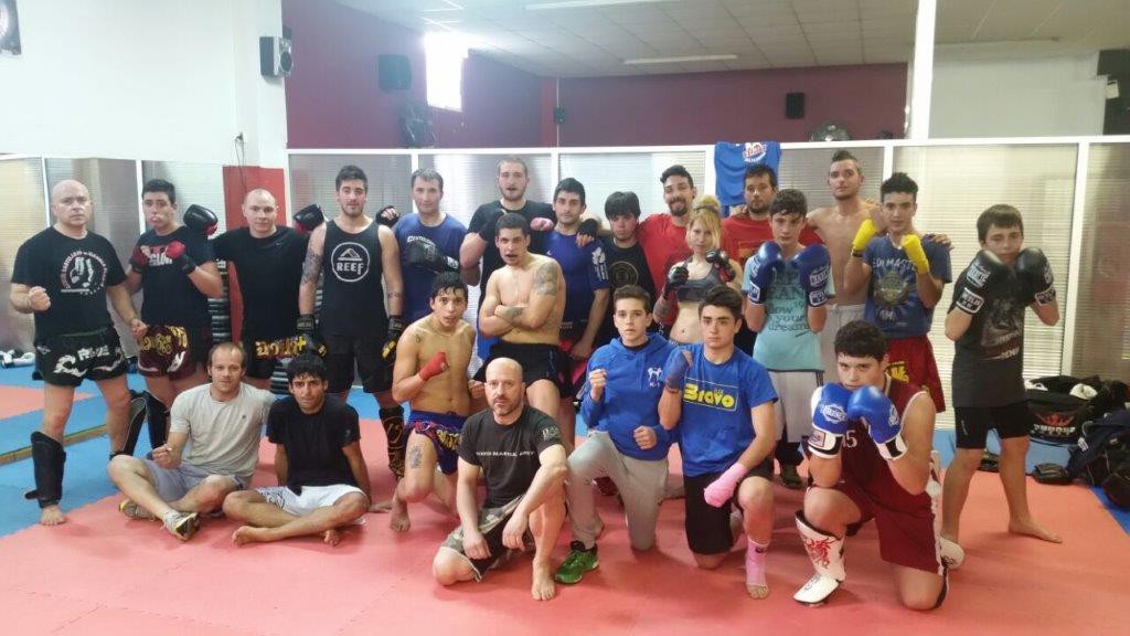 El director deportivo Juan Pardo ( izda. ) con sus alumnos de la sección de Kick del club que preside. 