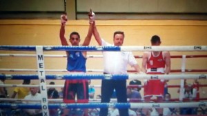 El árbitro levanta el brazo de Pablo " El Cirujano " Gonzalez. foto cortesía de TopBoxing