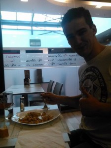 Cristian Trujillo reponiendo fuerzas para esta noche. Foto Club Boxing ciudad de Lugo.