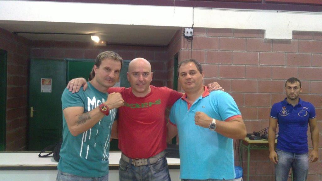 Juan Pardo Bravo flanqueado por los excampeones mundiales de boxeo y kickboxing Javier Castillejo y Manolo Planas.