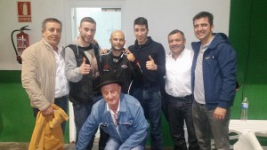 Componentes del club Xan Pérez rodean al campeón mundial supergallo Kiko Martinez. foto cortesia de O Piña.