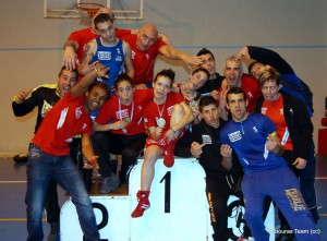 ROCÍO SUÁREZ ( en el centro mostrando la medalla de Oro en los Campeonatos Gallegos )   rodeada de sus entrenadores y compañeros del club Rebouras Team. foto crtesía de Rebouras.