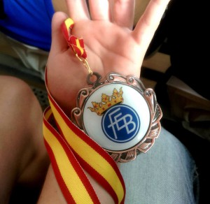 Rocío Suárez Gion muestra, en su mano, la medalla de Bronce conseguida en los Campeonatos de España 2015. foto Rocio Suarez.