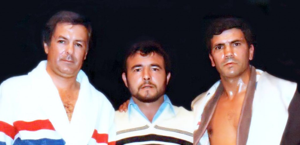 Dos campeones de boxeo Carrasco y Velazquez, flanquean a Matilla,  un campeón de la información boxística.