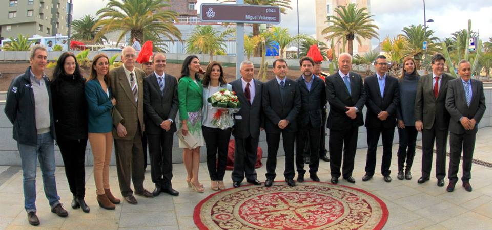 Velazquez fue homenajeado en su ciudad dandole su nombre a una plaza. En la imagen con sus hijos y las autoridades de Tenerife.