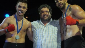 El concejal y expromotor Fran Portos entregó los trofeos del soberbio combate de Fonsi Quintas ante  Moraru.