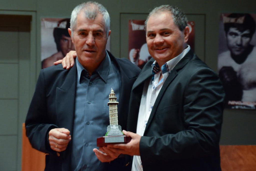 El presidente de la FGB Manuel Planas ( entregando una Torre de Hecules al campeón mundial José Duran ) supervisará la velada de Cerceda.