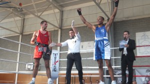 Miguel Mendes ( azul ) intentará seguir con su racha de victorias  por la vía rápida. foto boxeodemedianoche