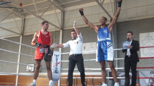 Miguel Mendes ( azul ) intentará seguir con su racha de victorias por la vía rápida. foto boxeodemedianoche