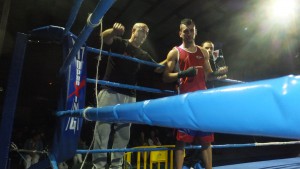 Suso Penelas organizador del evento boxístico, con su ayudante De la Iglesia y su pupilo Suarez. foto boxeodemedianoche