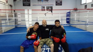 Borja Martinez (izda) con su mentor Luis Suarez y un compañero del Azteca Box. foto muro Azteca.