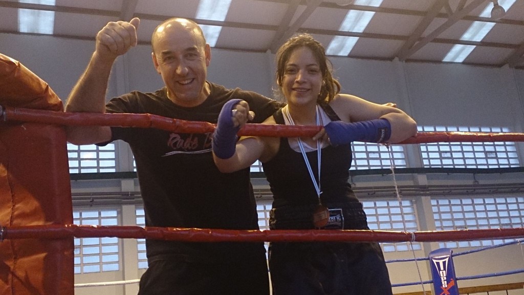 Marta Bohórquez celebra la consecución de la medallacon su entrenador Suso Penela.