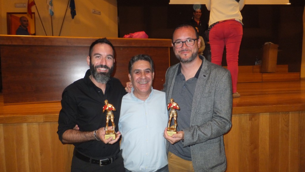 Los premios Ruben Martinez en Prensa escrita recayeron en La Voz de Galicia recogiendo el Galardon Pablo Gómez (izda) y el periodista Israel (drcha)