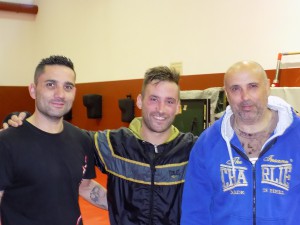 Un brillante alumno entre dos magníficos maestros, Castelo, Figueira y Vilariño. foto cortesía de Ludus Box.