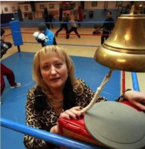 La pionera del arbitraje femenino en España, madre de boxeador y esposa de exboxeador, llegó al boxeo a los 16 años.