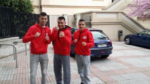 Jonny Naya, Rubén Remuiñan y Yari Pastoriza delante del Colegio Calvo Sotelo sede de los Campeonatos Gallegos 2015.