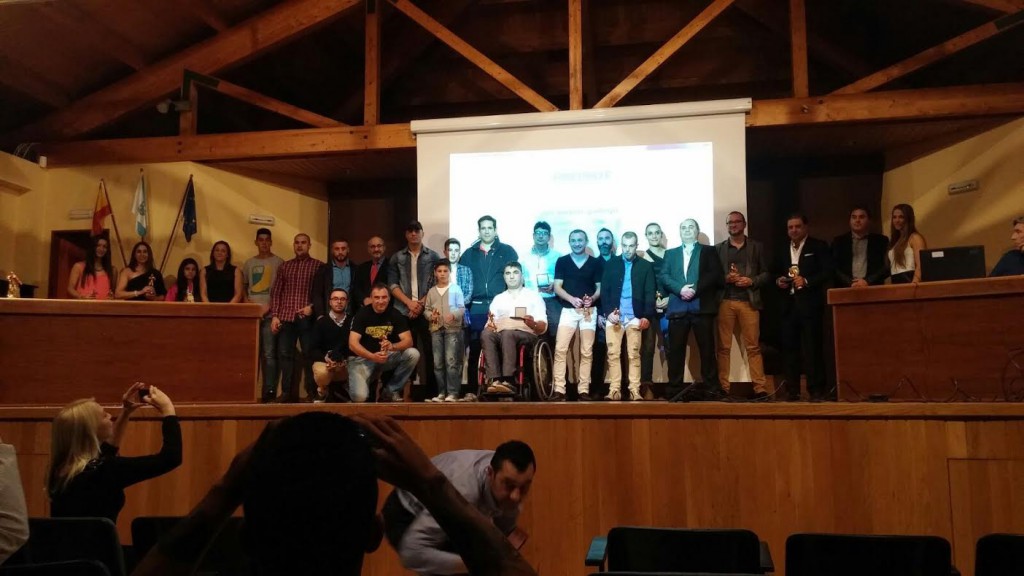 Fotografía de todos los premiados en le salón de actos del Auditorio munipal de Padrón.