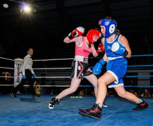 Alba Pedrosa (drcha) en su combate con Alba Fagil durante la primera velada íntegramente femenina celebrada en España. foto Juan del Rio