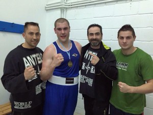 Antelo y Manu flanquean a Pablo Fernández "Many " + 85 Campeón de España de Mma , Campeón del ARNOLD FIGHTERS MMa Campeón gallego de boxeo, Kick, full y Mma. foto cedida por Jose Antelo.