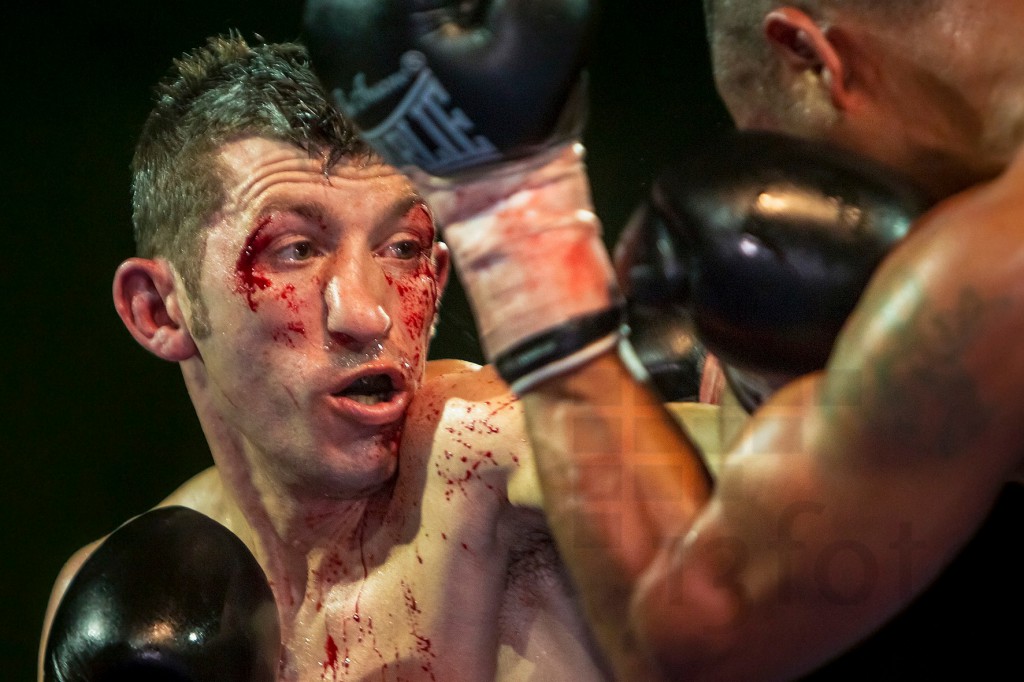 " Sangre, sudor . . . y respeto " La frase con la que el autor tituló su obra fotográfica, sirve de compendio a la carrera deportiva del bravo Zapata. foto13 - Mero Barral 