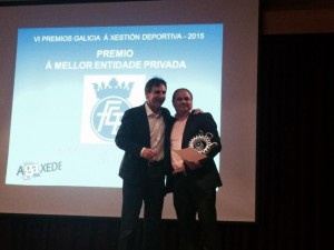 Manuel Planas Oetro recibió el galardón otorgado a la Federación Gallega de Boxeo. A su lado Isidoro Hornillos. foto cortesía de la FGB.