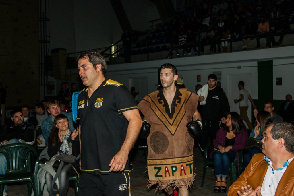 " Boom Boom " Zapata en su clásica salida al ring. foto Juan del Rio