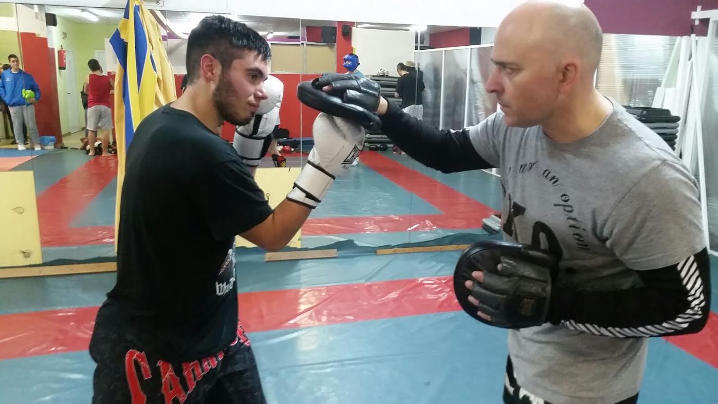 J.J. Pardo alecciona a su pupilo Alvaro Olmos que debutará en boxeo en la IV Velada Concello Do Barco