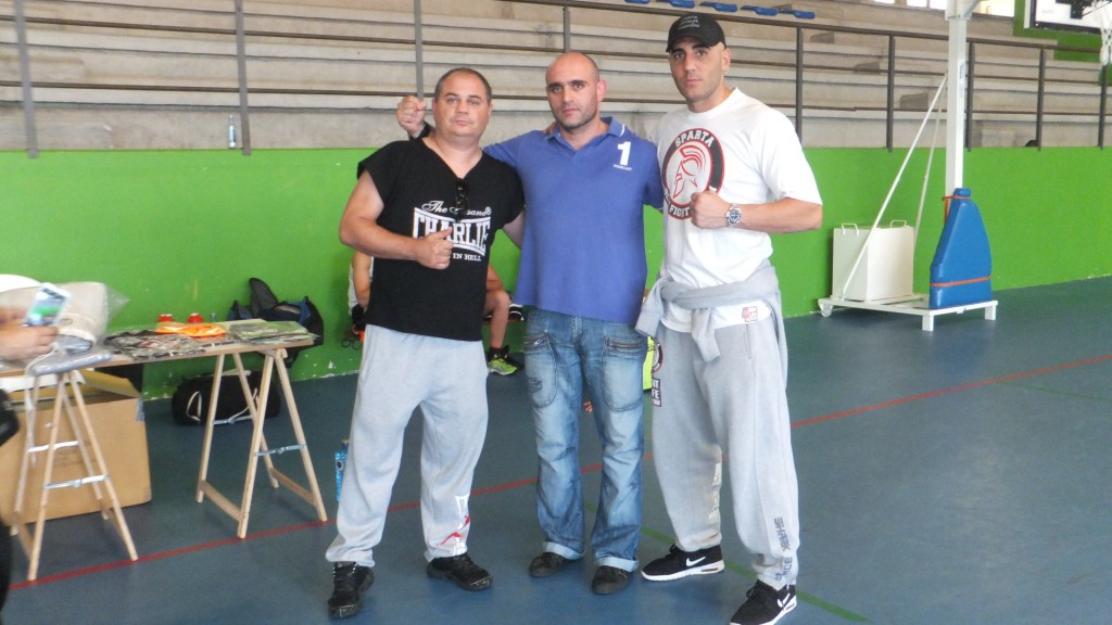 El gran impulsor del retorno del boxeo profesional a Padron, Sergio Seco, Flanqueado por el Presidente de la FGB Manuel Planas y por el ca,peón de boxeo y K1 Cesar cordoba. f bm.