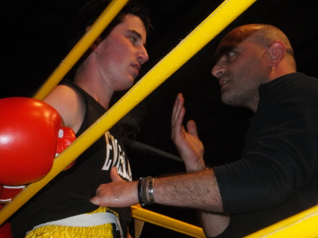 El dúo Cristian Teira y Sergio Seco del Club Boxing Padrón alcanzarón un importante triunfo en Gijón. boxeodemedianoche